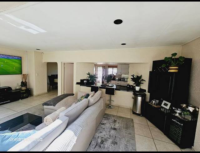 4 BEDROOM HOUSE FOR SALE IN SANDHURST